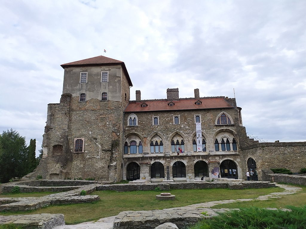 The entrance to Tata Castle.