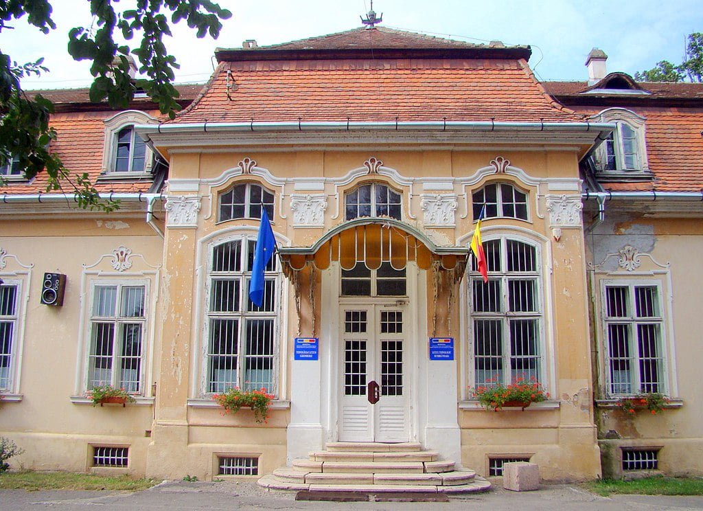 The front entrance door of Teleki Castle.