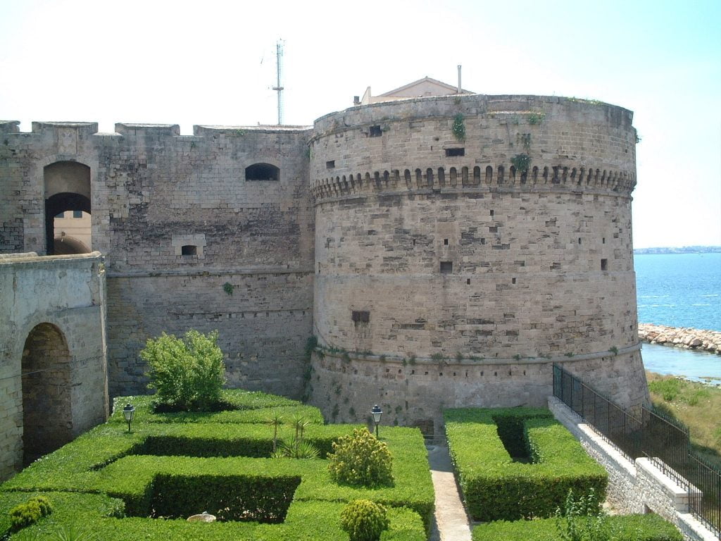 The garden inside Castello Aragonese.