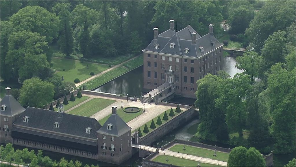 A bird’s-eye view of Amerongen Castle and grounds.