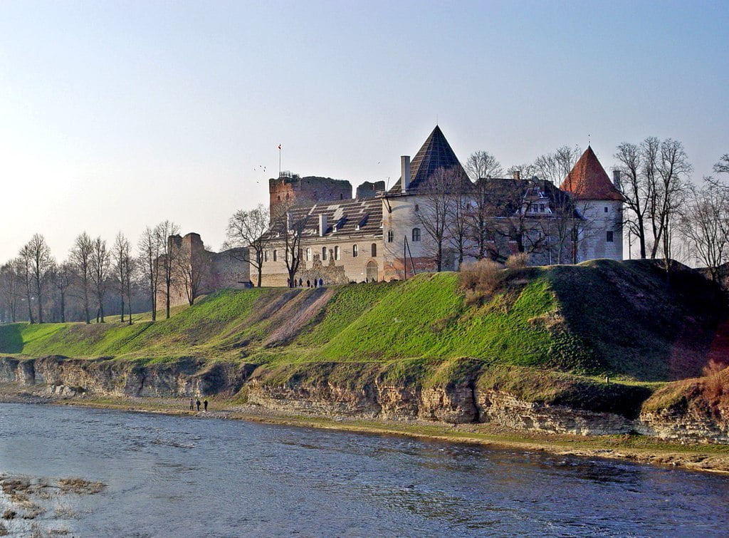 Bauska Castle atop its hill.