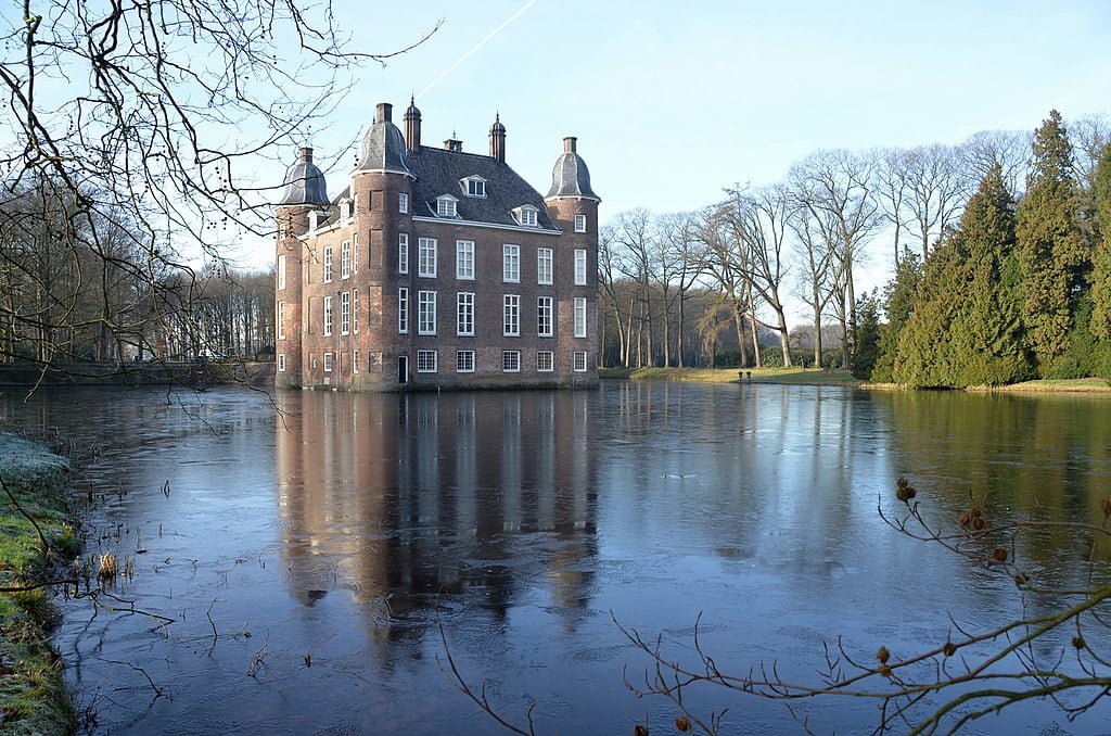 Biljoen Castle in its pristine nature setting.