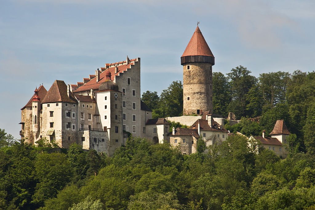 The beautiful structure of Burg Clam