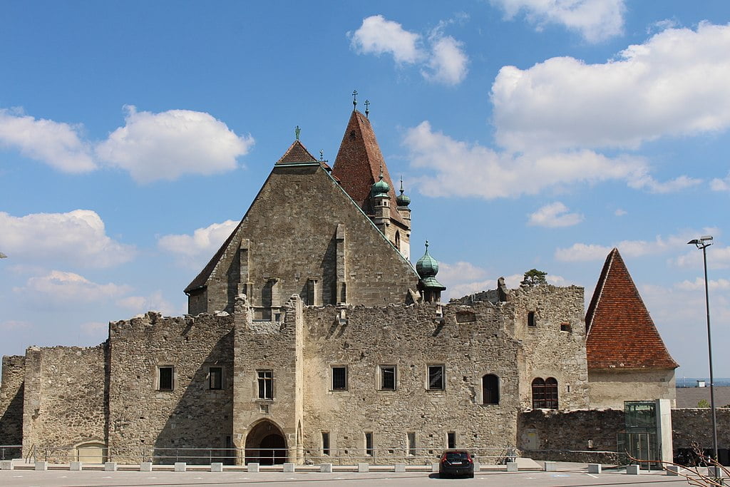 The front view of Burg Perchtoldsdorf.