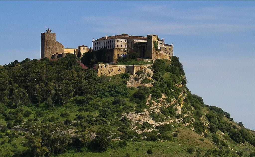The picturesque view of Castelo de Palmela at the edge of the cliff.