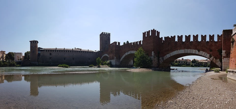 A view of Castelvecchio across the river.