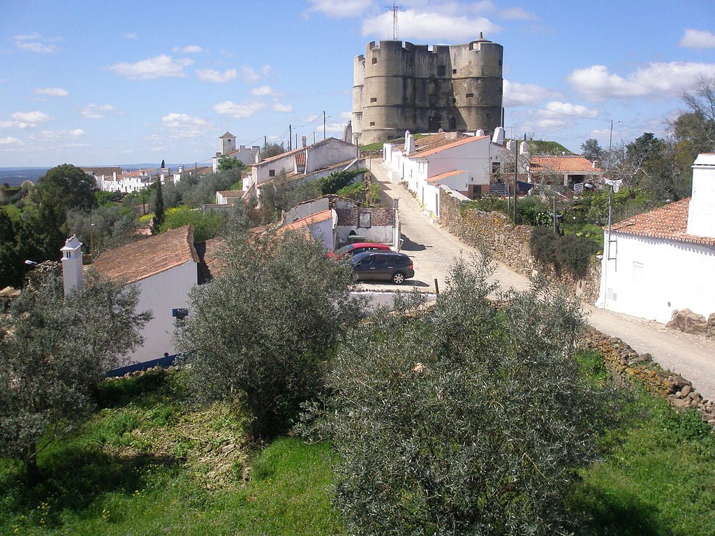 The access road to Castle of Evoramonte.