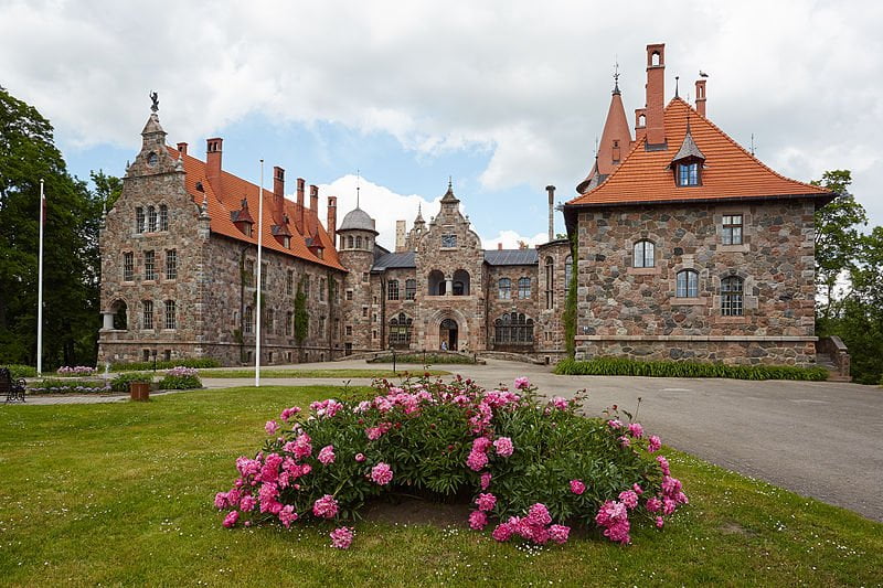 The front view of Cesvaines Castle.