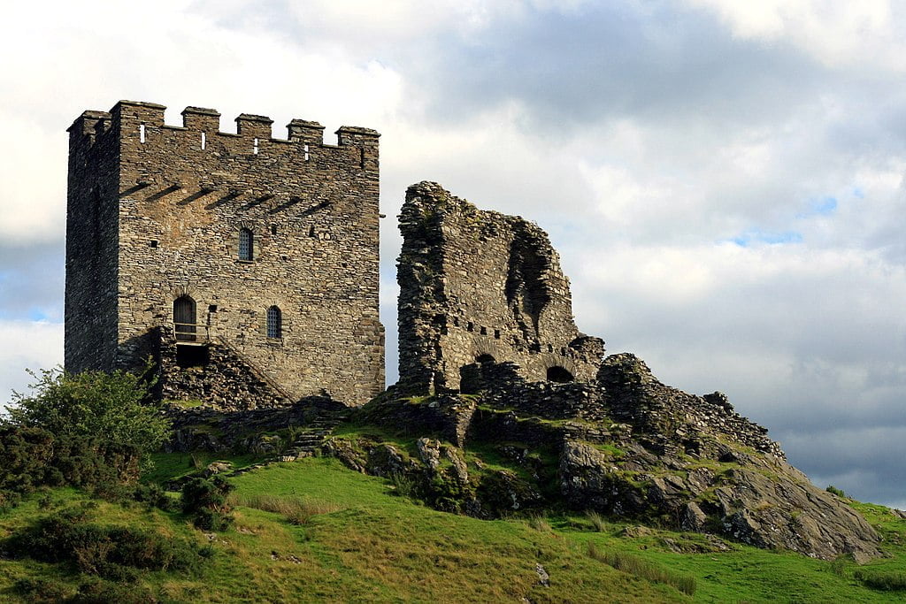 Dolwyddelan Castle aop a Welsh craig.
