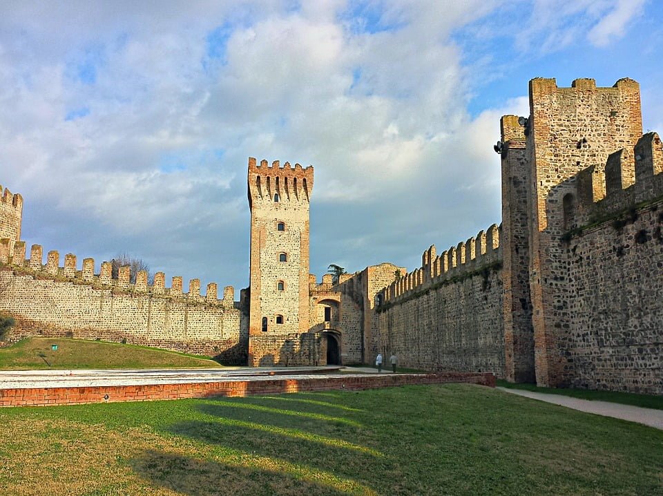 Este Castle’s courtyard area.