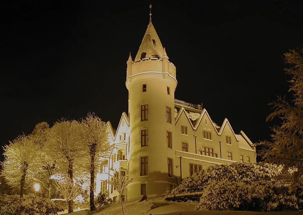 A snowy night at Gamlehaugen.