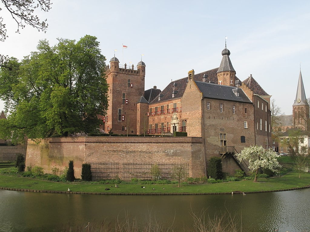 Huis Bergh from across the water.