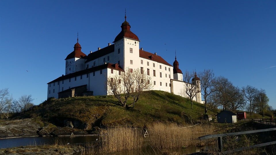 The straightforward geometry of Lacko Castle.