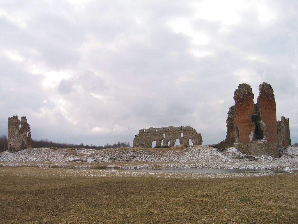 The deserted looking ruins of Laiuse Castle.