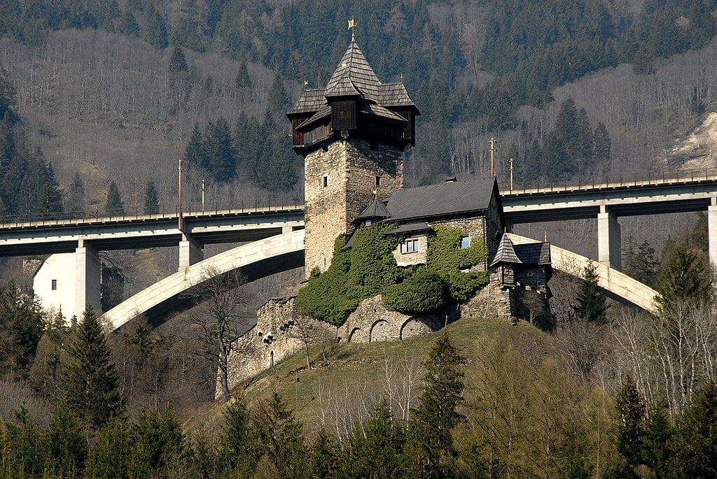 Niederfalkenstein Castle's view near the bridge.