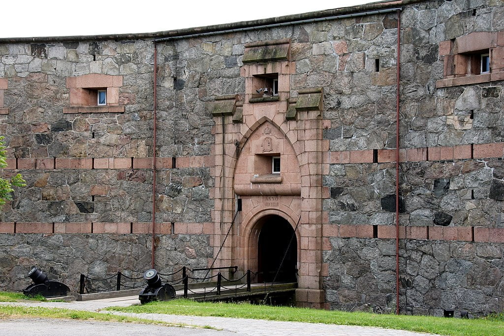 Stone and brick walls, remenscent of Roman styles, at Oscarsborg Fortress.