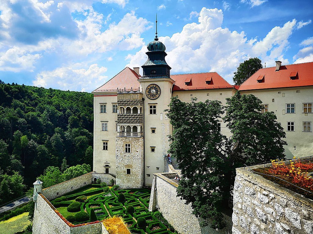 The view of Pieskowa Skała's beautiful garden beside the castle.