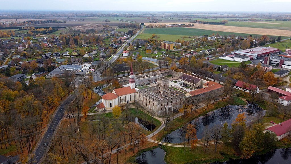 The magnificent aerial view of the whole Põltsamaa Castle area.
