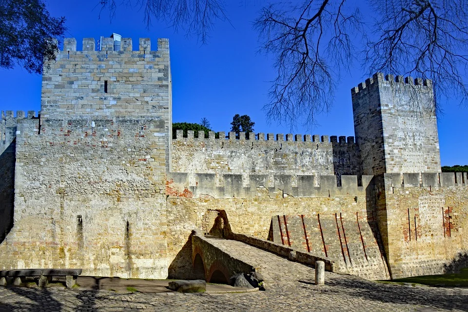 The entrance view to Sao Jorge Castle.