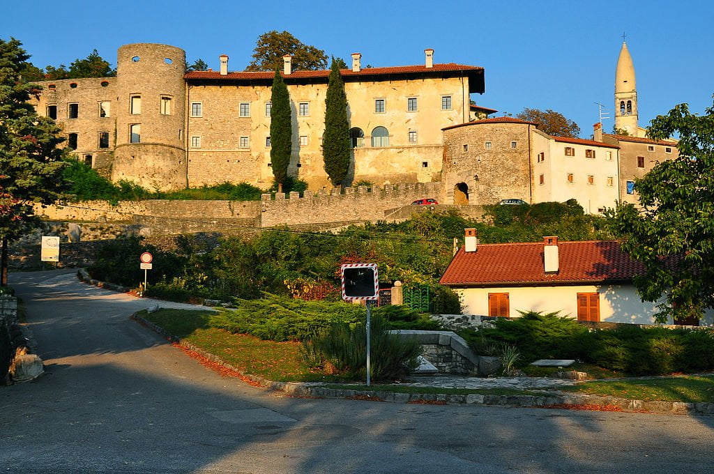 The entrance to Stanjel castle.