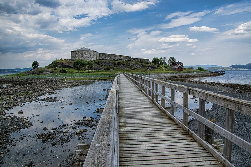 Across the footpath to the island hosting Steinvikholm Castle.