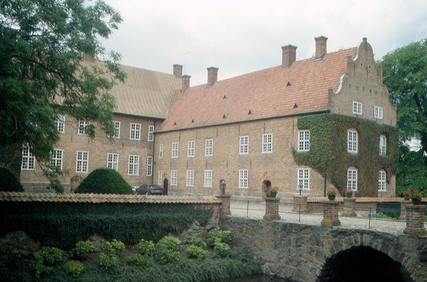 The entry bridge to Troll-Ljungby Castle.
