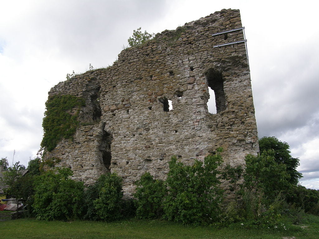 The strong walls of Vasknarva Castle. 