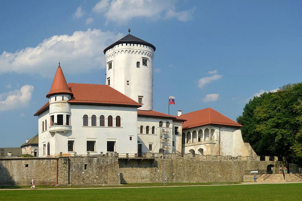 The entrance to Budatin Castle.