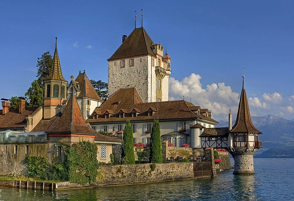 The stunning Oberhofen Castle standing at the edge of the lake.