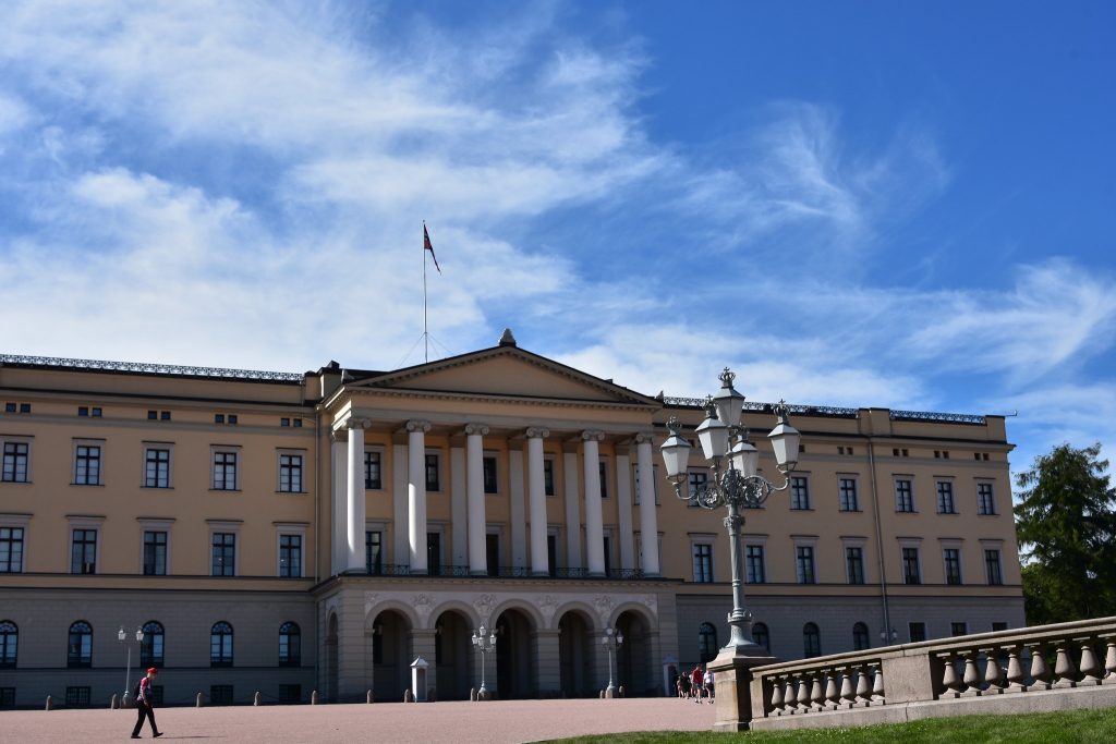 The front facade of the Royal Palace of Oslo. 