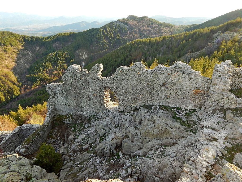 The ruins of Ustra Castle.