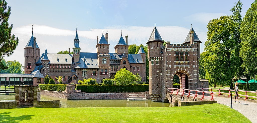 The panoramic front view of De Haar Castle.