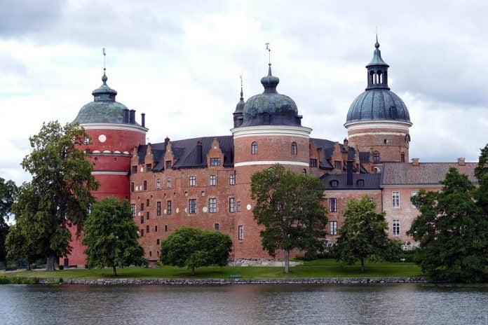 A side view of Gripsholm Castle .