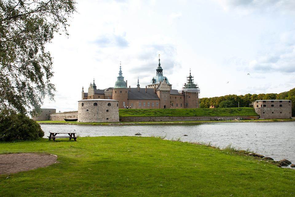 A panoramic view of Kalmar Castle from across the water.