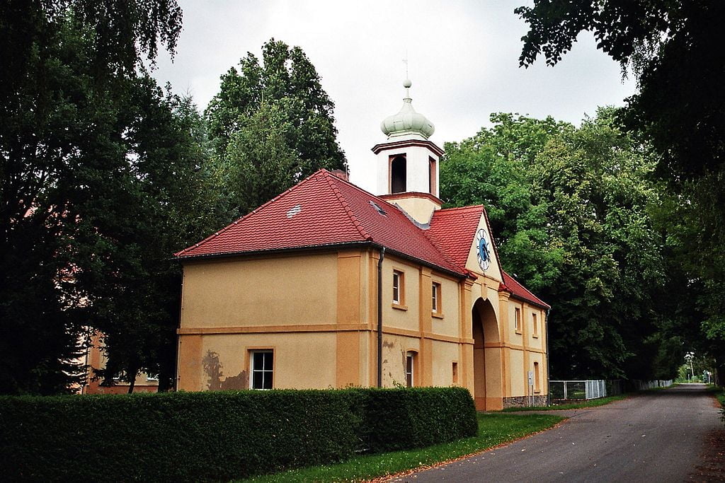 The gatehouse of Lipsa Castle in the Hermsdorf municipality of Germany.