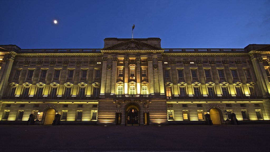Buckingham Palace lit up at night.