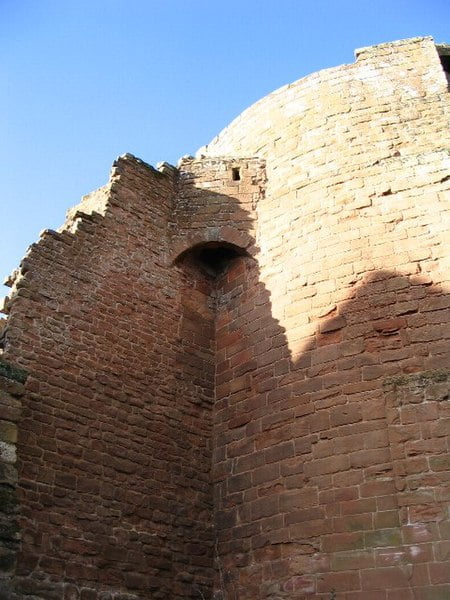 An image of how the garderobe’s bottom dropped out from the exterior wall of the castle.