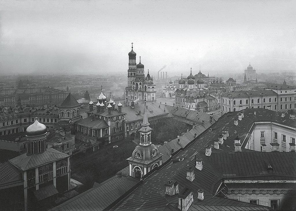 A 20th-century camera picture of the Moscow Kremlin (aerial view).