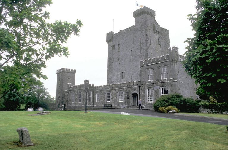 Knappogue Castle – The Guardian of Irish History (History & Travel Tips)