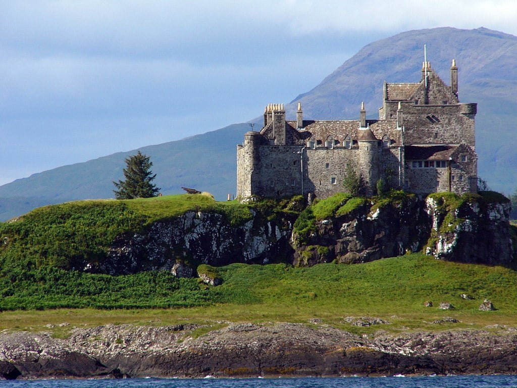 The stunning Duart Castle perched on a beautiful hilly landscape.