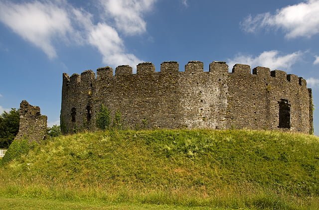 The curved stone wall of Restormel Castle.